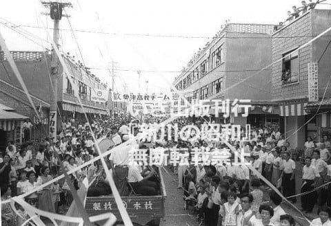 甲子園で活躍した魚津高校野球部を歓迎する市民パレード