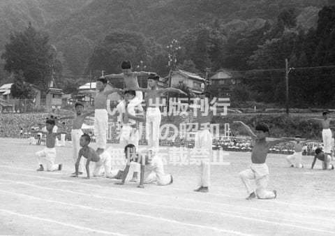 内山小学校宇奈月分校の運動会での組み体操