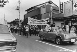 大沢町を進む交通安全市民パレード