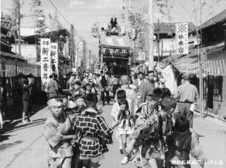 久伊豆神社例祭で新石2丁目を進む山車