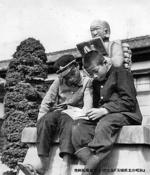 瓜連小学校　二宮尊徳像前で本を読む児童