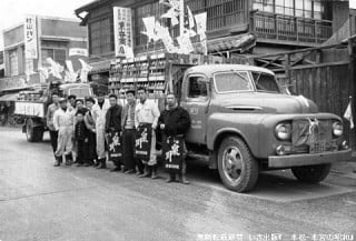 上町商店街と日本酒を満載したトラック