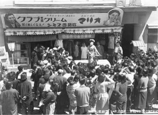 清水百貨店開店時に京都の舞子さんを囲む人々