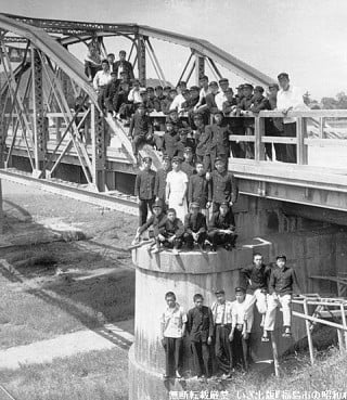 松齢橋のたもとに並ぶ農蚕高校の生徒たち