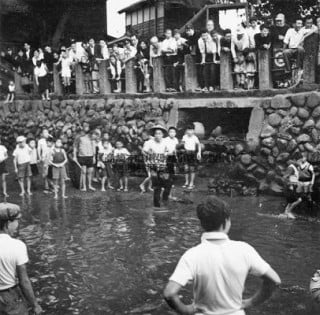 住吉町を流れる長野堰にて魚採り 〈旧高崎市・昭和25年〉