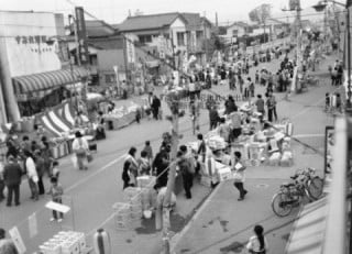 駅前通りで行われた商店の大売り出し 〈旧新町・昭和48年〉