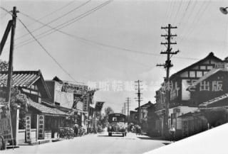 ボンネットバスが走る下南町通り〈喜多方市・昭和30年代〉