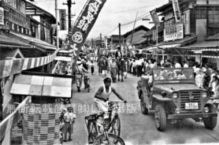 祭列が進む通り商店街〈旧会津高田町・昭和30年代〉
