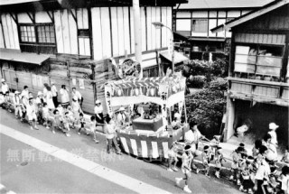 稲荷神社祭礼の山車が行く本名地区の通り〈金山町・昭和50年代〉