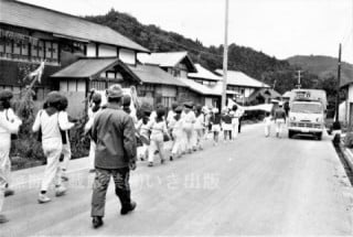小学生のパレードが行く通り〈昭和村・昭和47年頃〉