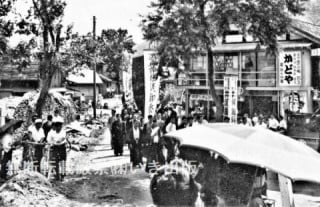 瀧神社祭典でにぎわう沖地区の町角〈只見町・昭和30年代〉