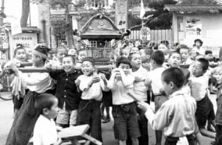 旧加須市役所前を通る市制施行を祝うこども神輿〈加須市・昭和29年〉
