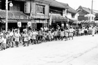 旭町の子どもたちによる夏祭りの山車行列〈行田市・昭和25年頃〉