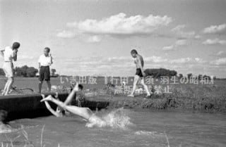 玉野用水で泳ぐ子供達〈行田市・昭和27年〉