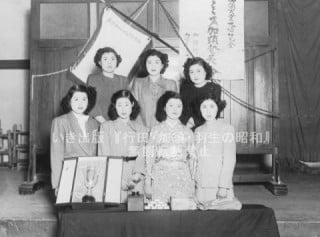 加須実業大博覧会で選ばれた初代「ミス加須」〈加須市・昭和25年頃〉