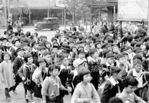 遠足で追浜駅前に集合した浦郷小学校の児童