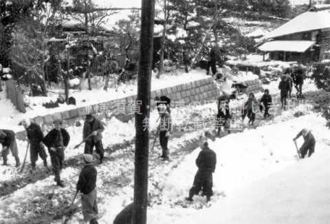 芦名薬局前の除雪作業