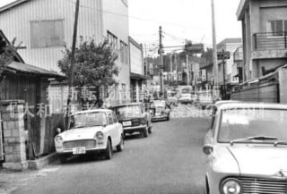 車が停まる上宿十字路付近〈座間市・昭和42年〉