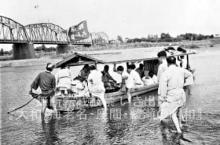 相模大橋付近で屋形船に乗り込む遊客〈海老名市・昭和32年〉