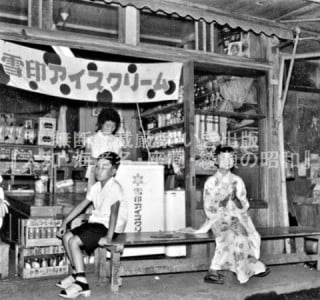 福田の雑貨店前に座る子ども〈大和市・昭和33年頃〉