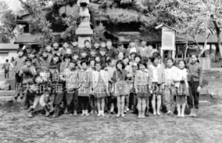綾瀬小学校の校庭で〈綾瀬市・昭和30年代〉