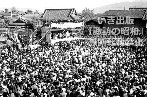 岡谷祭りの演芸会に集まった大観衆