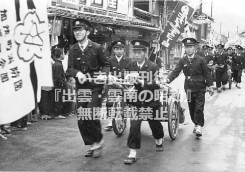 加茂町市街地を行進する消防団