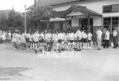三成駅前に集合する小学生