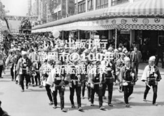 若松町をいく浅間神社の祭列〈葵区・昭和37年〉