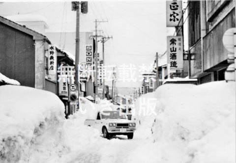 五六豪雪に見舞われた御幸1丁目常山酒造付近〈福井市・昭和56年〉
