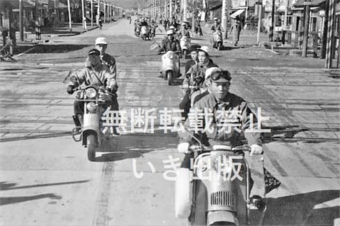 スクーターで松本通りを抜けて勝山方面に走る遠乗り会〈福井市・昭和30年頃〉