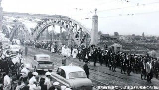 豊平橋を越えて往く札幌祭の神輿巡礼
