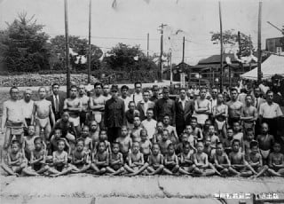 東町の相撲大会、後ろは八王子織染学校
