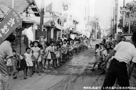 七日町の路上でラジオ体操をする子どもたち(昭和31年)