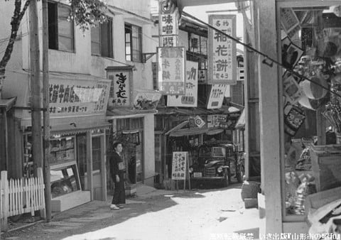 多くの看板が並ぶ蔵王の温泉街(昭和31年)