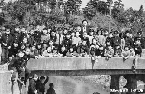 新坂川の大谷口新橋の上に並ぶ小金小学校児童