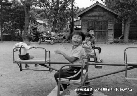金剛寺境内の遊具で遊ぶ子ども