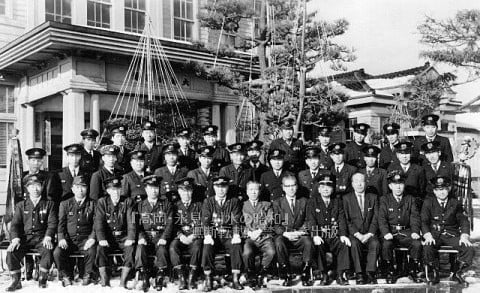 大島村役場前で出初式の記念写真