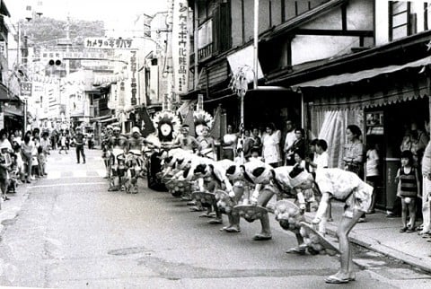 御田町で花笠踊りを披露する長持ち蓮