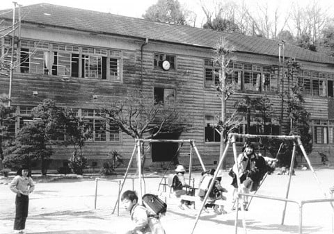 深沢小学校の旧校舎と遊具