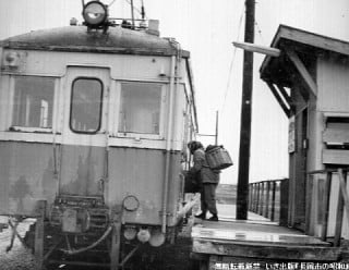 脇野町駅にて列車に乗り込む乗客