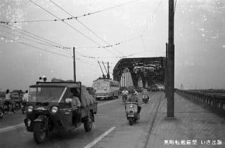 トローリーバスが走る小松川橋