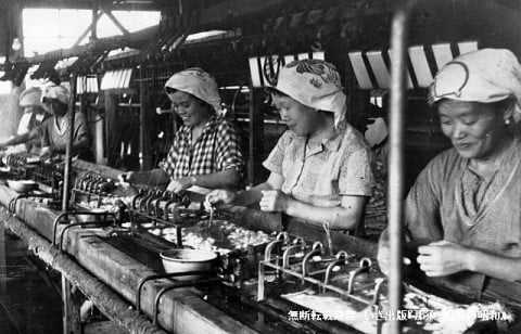 扇町の片倉製糸工場で働く女性