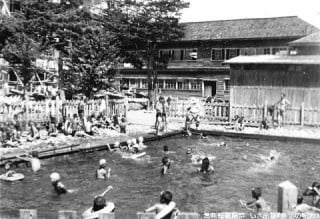 千手小学校の防プールで泳ぐ子どもたち
