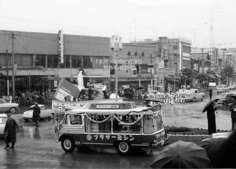 泉町を行く広告祭のパレード(水戸市・昭和40年)