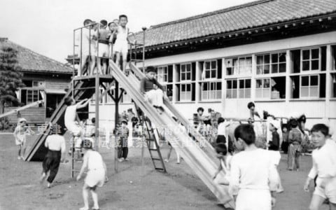 松丘小学校校庭で遊ぶ子どもたち