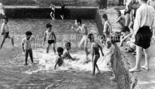 菊沢川の水を引き入れた児童プール