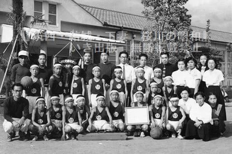 市内小学校対抗ドッジボール大会で優勝した上山川小の児童
